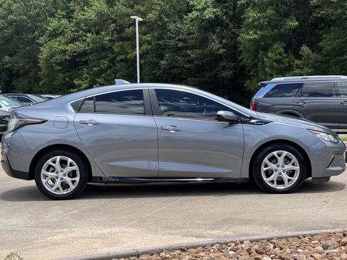 Used 2018 Chevrolet Volt Premier w/ Driver Confidence Package FWD image 11