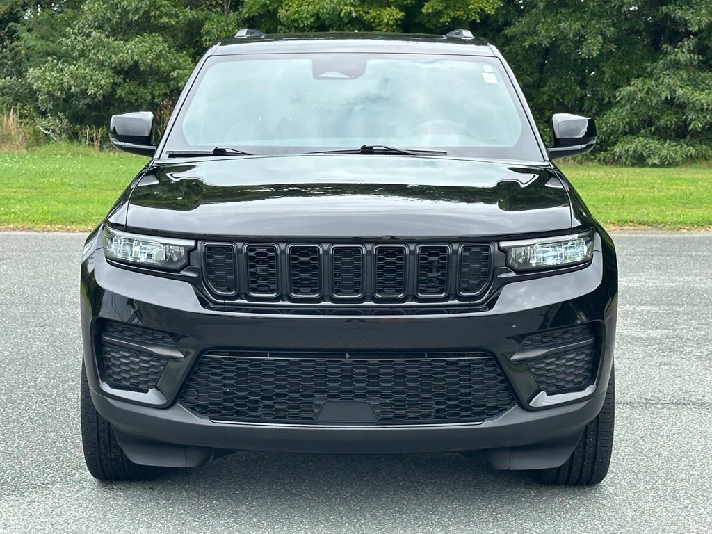 Used 2023 Jeep Grand Cherokee Altitude AWD/4WD image 11