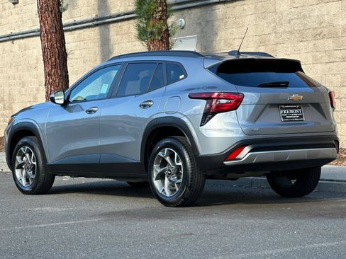 Used 2025 Chevrolet Trax LT FWD image 5