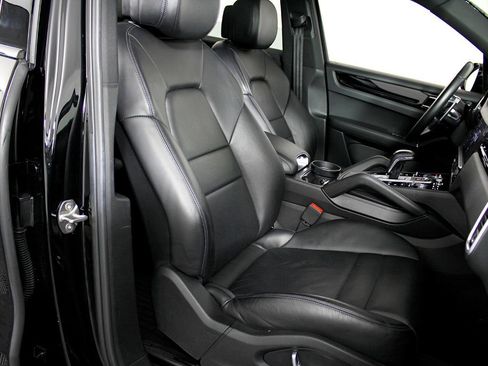 Used 2019 Porsche Cayenne image 42