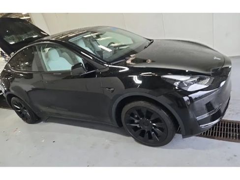 Used 2023 Tesla Model Y Long Range AWD/4WD image 3