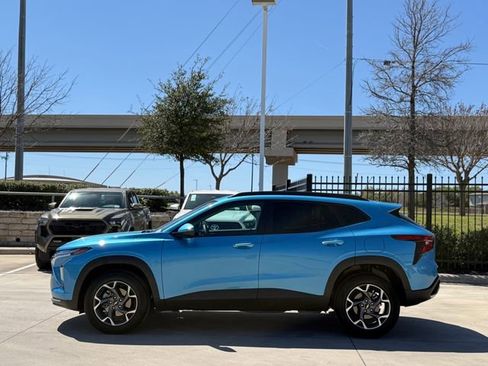 Used 2025 Chevrolet Trax LT image 8