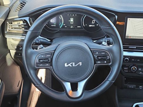 Used 2022 Kia Niro EX image 18