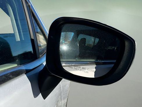 Used 2023 Chrysler Voyager LX image 10