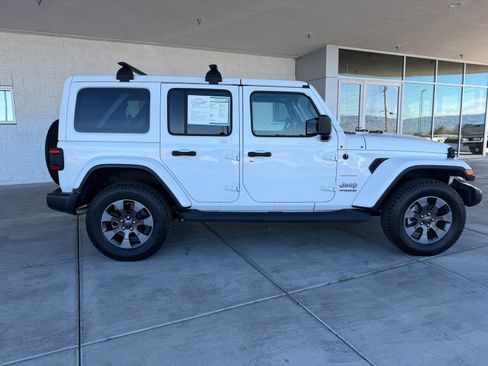 Used 2018 Jeep Wrangler Unlimited Sahara image 2