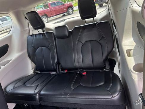 Certified 2023 Chrysler Pacifica Touring-L FWD image 34