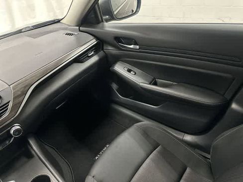 Used 2025 Nissan Altima 2.5 SV image 13