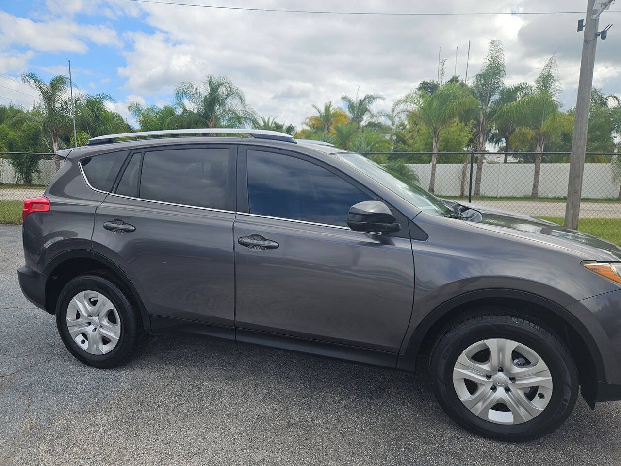 Used 2014 Toyota RAV4 LE FWD image 1