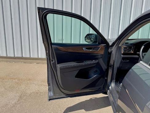 Used 2025 Volkswagen Atlas SE AWD/4WD image 15