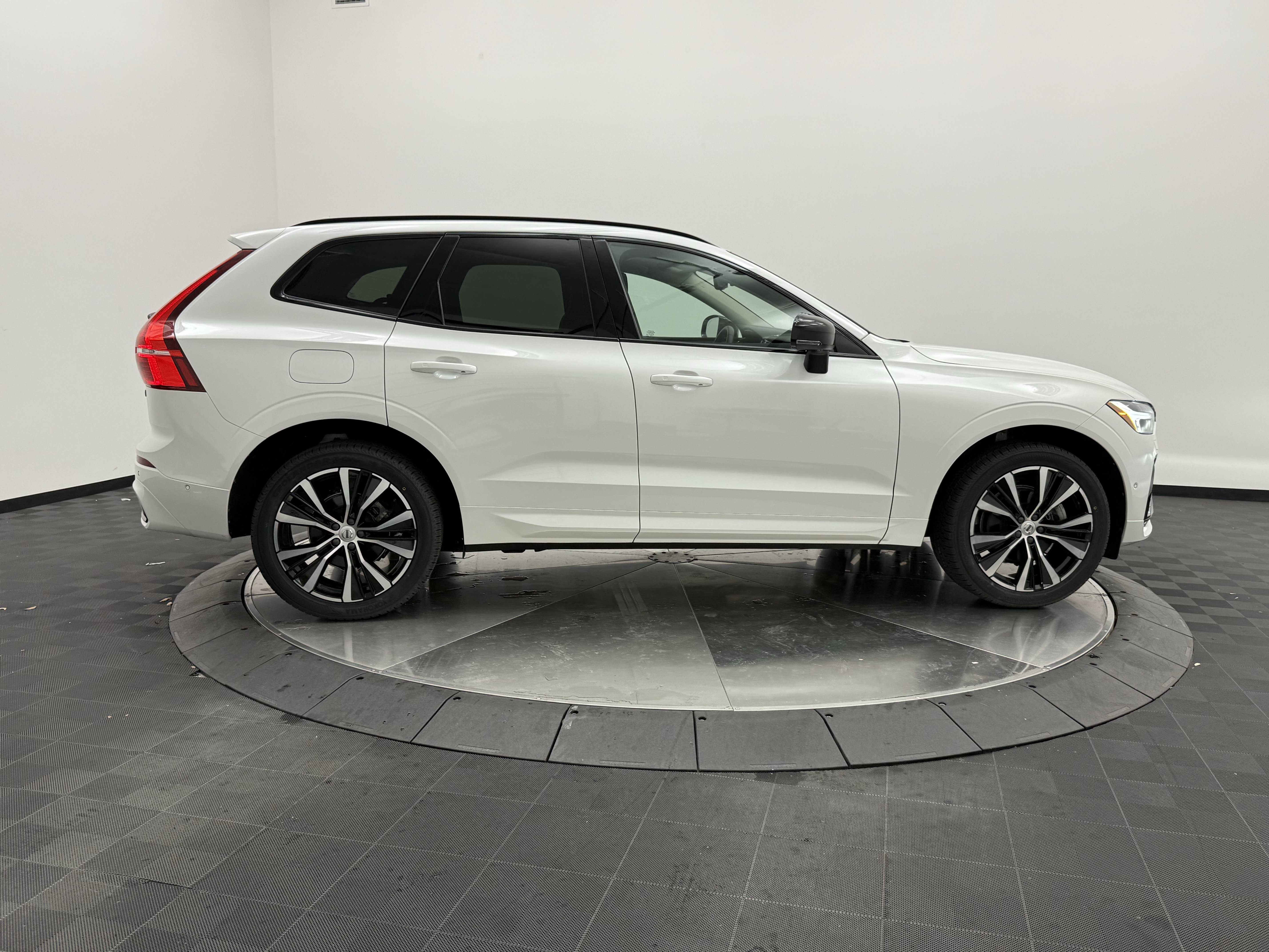Certified 2024 Volvo XC60 B5 Plus w/ Protection Package Premier AWD/4WD image 8