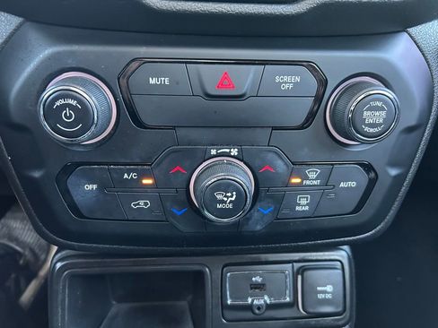 Certified 2018 Jeep Renegade Altitude image 12