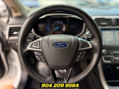 Used 2017 Ford Fusion SE w/ Fusion SE Technology Package FWD image 18