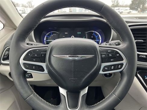 Used 2022 Chrysler Pacifica Touring-L w/ Uconnect Theater Family Group image 16