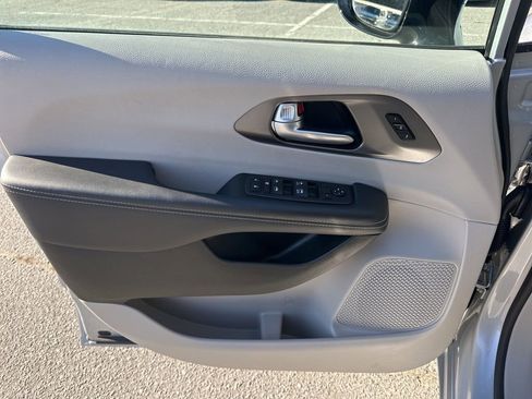 Used 2024 Chrysler Pacifica Touring-L image 26