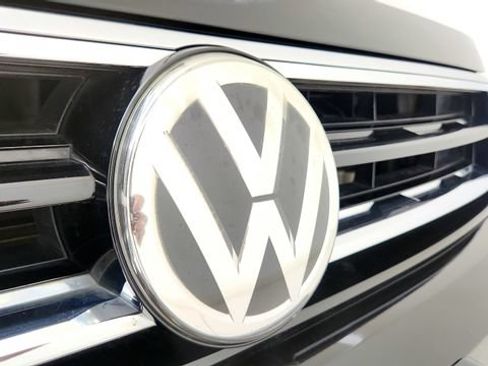 Used 2020 Volkswagen Tiguan SE R-Line FWD image 32
