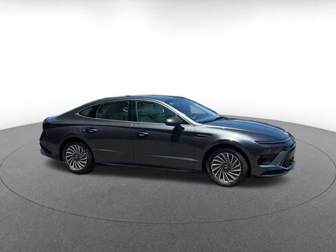 Used 2025 Hyundai Sonata SEL FWD image 2