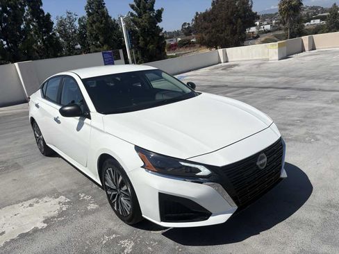 Used 2025 Nissan Altima 2.5 SV FWD image 32