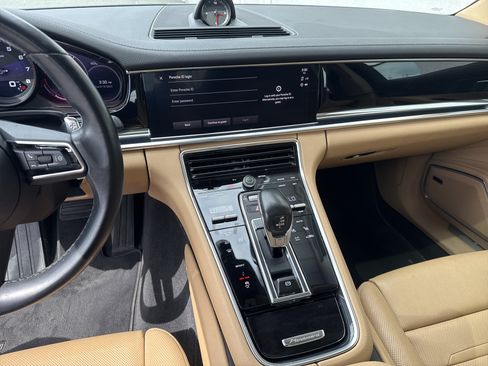 Used 2022 Porsche Panamera image 17