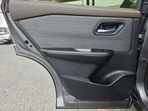 Used 2023 Nissan Rogue SV image 17