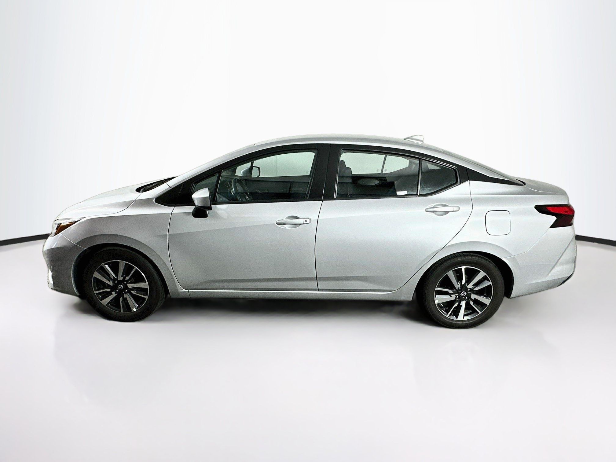 Used 2025 Nissan Versa SV FWD image 4