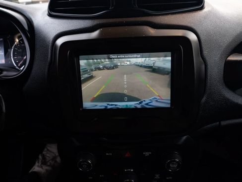 Used 2018 Jeep Renegade Latitude FWD image 14