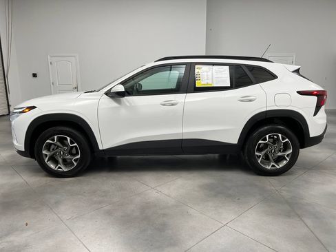 Used 2025 Chevrolet Trax LT FWD image 5