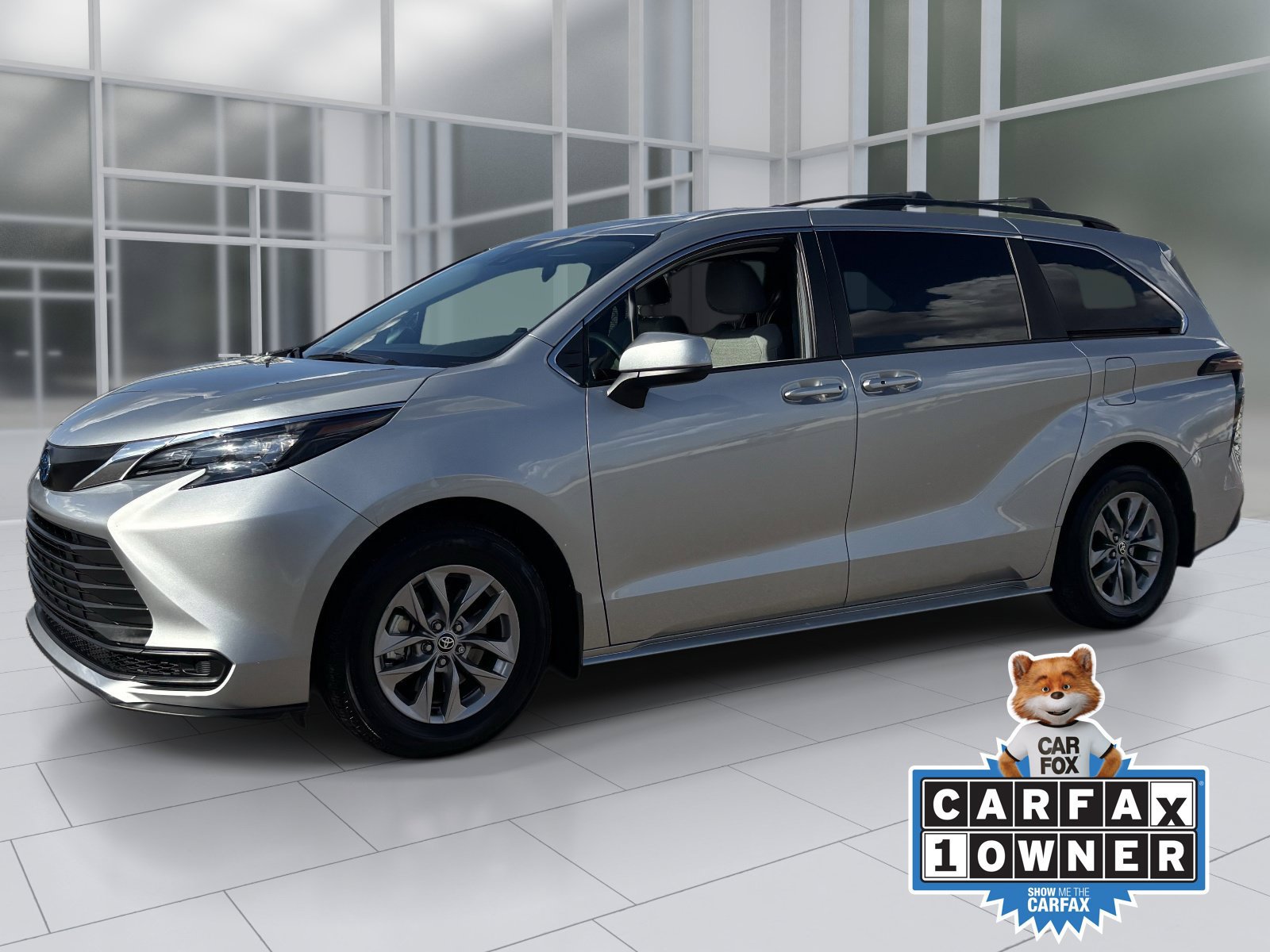 Used 2025 Toyota Sienna LE AWD/4WD image 2