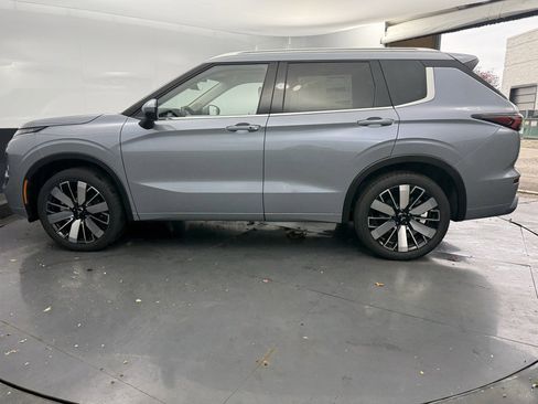 New 2025 Mitsubishi Outlander SE image 6