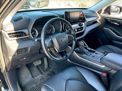 Used 2021 Toyota Highlander XLE AWD/4WD image 8