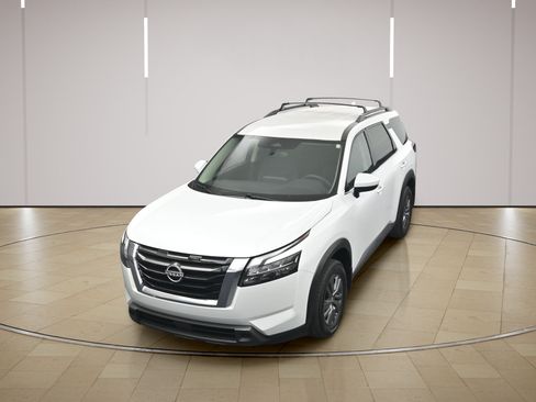 Certified 2025 Nissan Pathfinder SV FWD image 30
