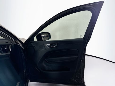 Used 2025 Volvo XC60 B5 Plus image 32