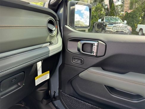 New 2025 Jeep Gladiator Mojave w/ Convenience Group image 24