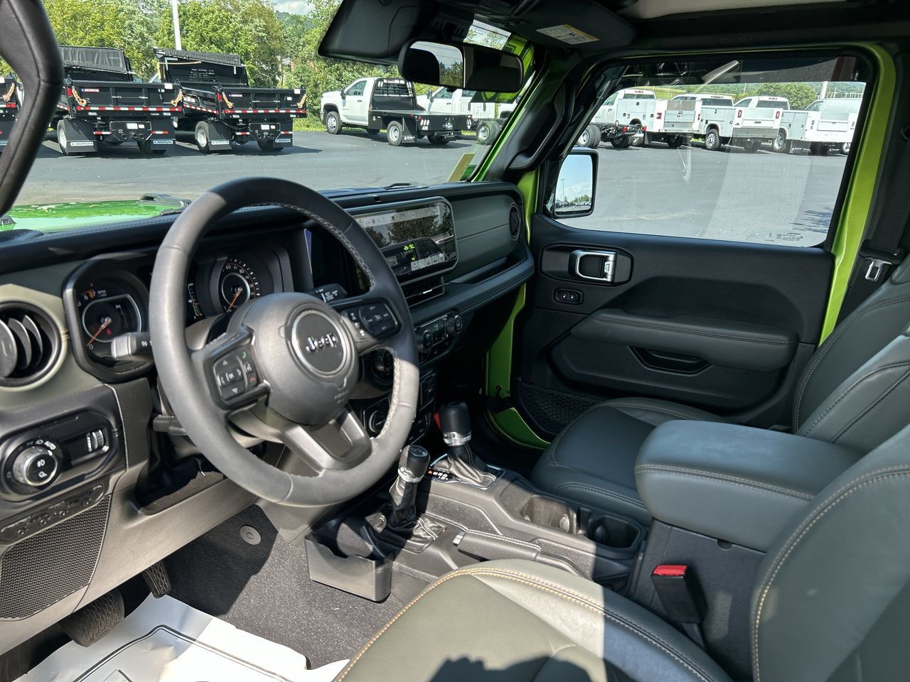 Used 2025 Jeep Gladiator Mojave w/ Convenience Group AWD/4WD image 24
