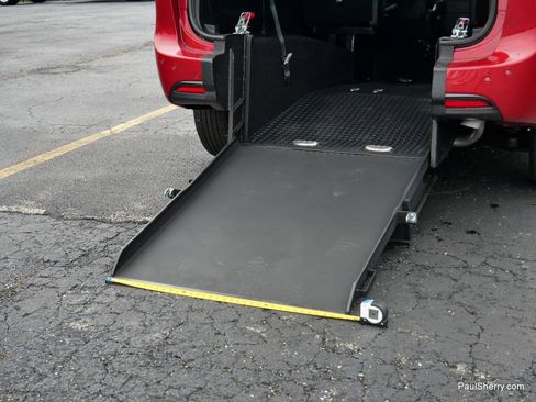 Used 2025 Chrysler Pacifica Select FWD image 5