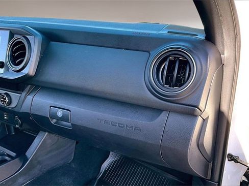 Used 2017 Toyota Tacoma TRD Sport image 21