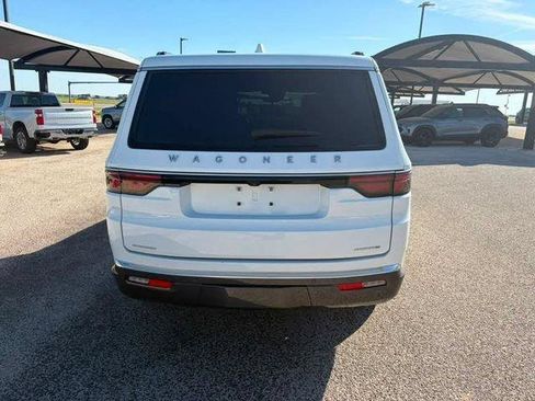 Used 2022 Jeep Wagoneer Series III w/ Premium Group I AWD/4WD image 6