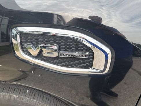 Used 2017 Nissan Titan SV AWD/4WD image 7