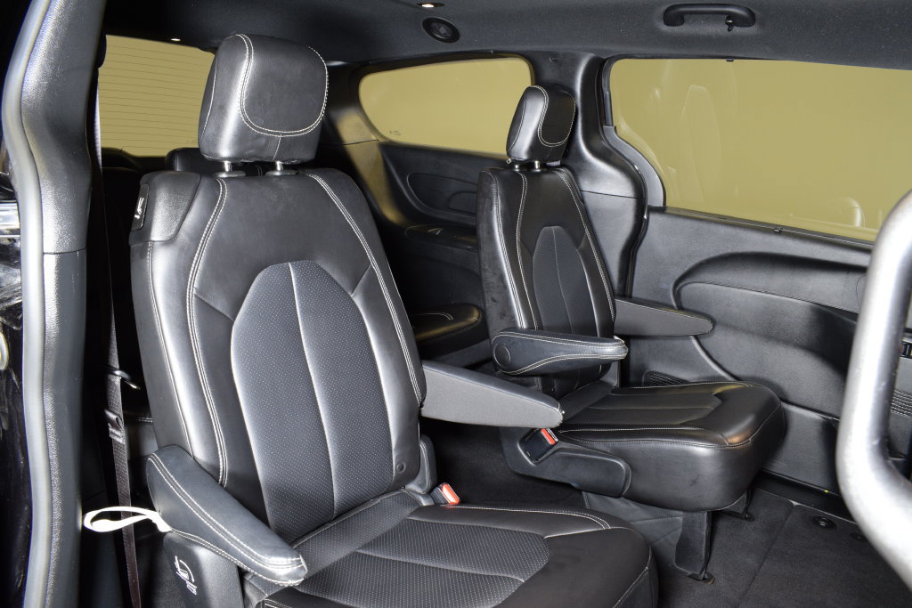 Used 2025 Chrysler Pacifica Select FWD image 28