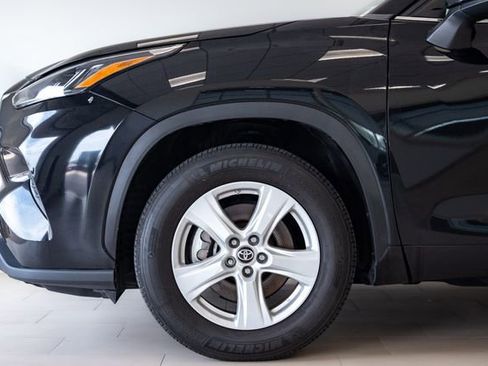 Used 2024 Toyota Highlander LE FWD image 25