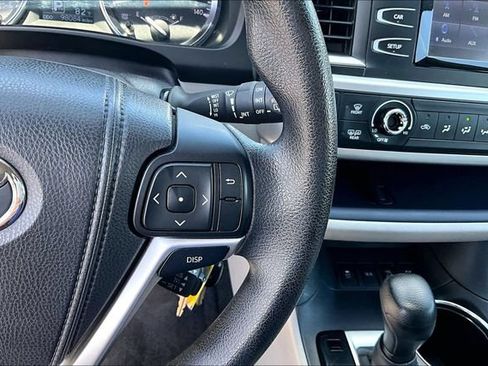 Used 2015 Toyota Highlander LE AWD/4WD image 17