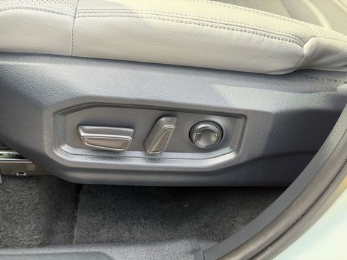 Used 2025 Toyota Tundra Limited AWD/4WD image 16