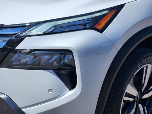 Used 2025 Nissan Rogue SL AWD/4WD image 8