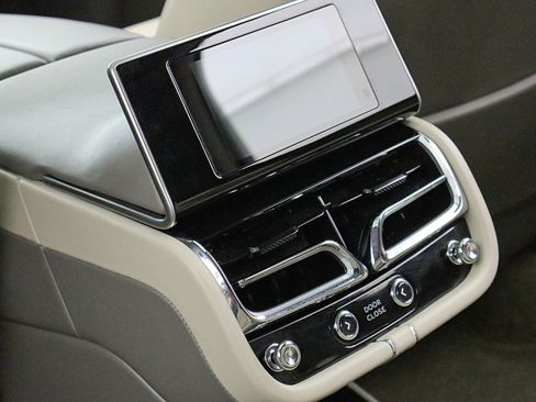 Used 2024 Bentley Bentayga Extended Wheelbase AWD/4WD image 32