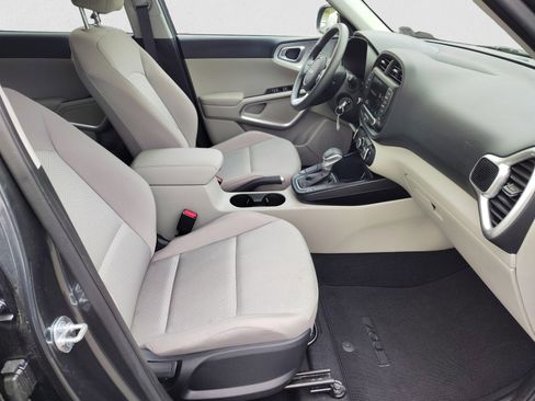 Used 2025 Kia Soul LX image 18