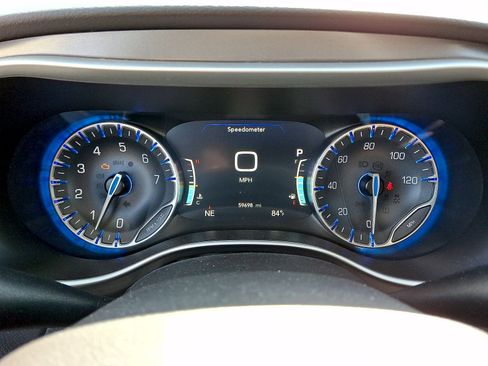 Used 2024 Chrysler Pacifica Touring-L FWD image 13