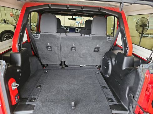 Used 2018 Jeep Wrangler Unlimited Sahara AWD/4WD image 12