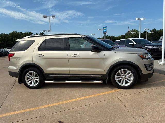 Used 2017 Ford Explorer XLT w/ Equipment Group 202A FWD image 4