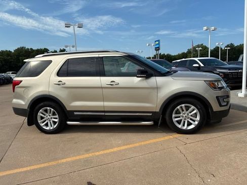 Used 2017 Ford Explorer XLT w/ Equipment Group 202A FWD image 4