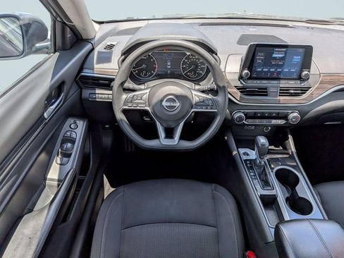 Used 2024 Nissan Altima 2.5 SV FWD image 14