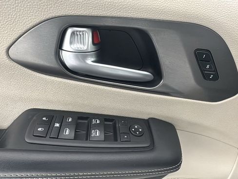 Used 2024 Chrysler Pacifica Touring-L image 22